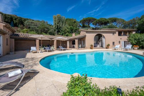 Villa Vue mer exceptionnelle golfe de saint -Tropez piscine 6ch 6 sdb 12 personnes