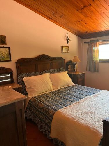 a bedroom with a bed with a wooden ceiling at Quinta de Carcavelos Agroturismo e Enoturismo in Celorico de Basto