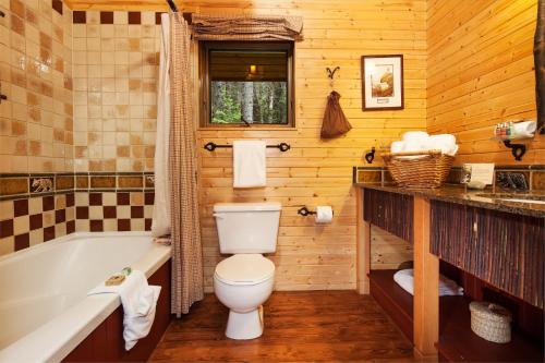 La salle de bains est pourvue de toilettes, d'une baignoire et d'un lavabo. dans l'établissement Cathedral Mountain Lodge, à Field