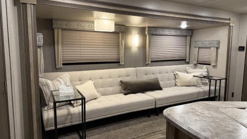 cozy rv tesisinde bir oturma alanı