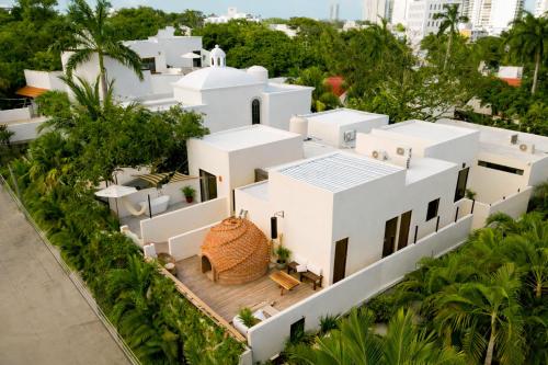Luftaufnahme eines weißen Hauses mit Bäumen in der Unterkunft Mezcal Boutique Hotel in Cancún
