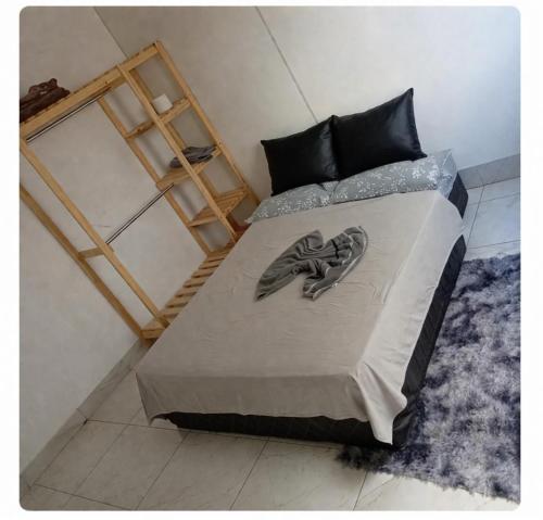 a bedroom with a bed with a wooden ladder at Quarto privado simples para o público masculino em acomodação compartilhada in Serra