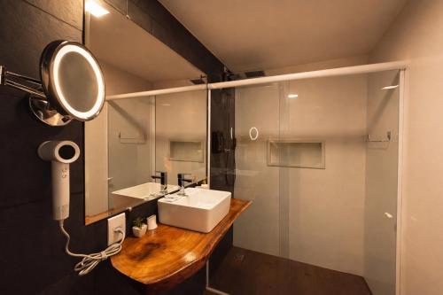 a bathroom with a sink and a mirror at Pousada Arriba Pipa in Pipa