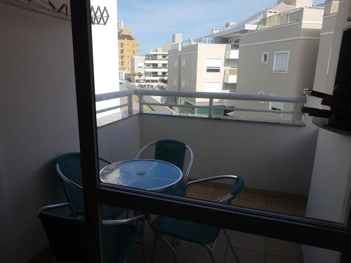 a balcony with a table and chairs on a balcony at Apto de 02 qtos no Ingleses - Florianopolis - SC in Florianópolis