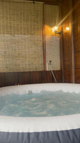 a hot tub in a room with a window at Cabañas 2 Alajuela, San Carlos, Venecia, Marsella in Pueblo Nuevo