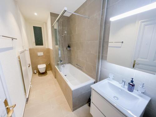 West Center 4 Bed Free Parking WiFi