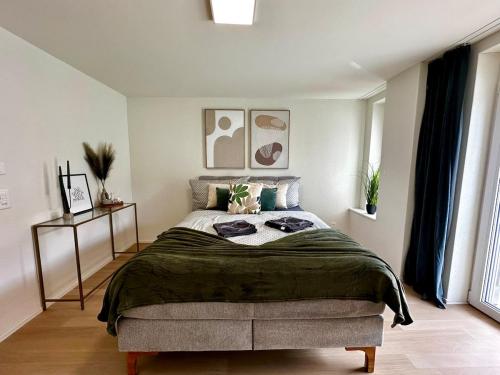 a bedroom with a large bed in a room at Seeblick Wohnung in Wollishofen in Zurich