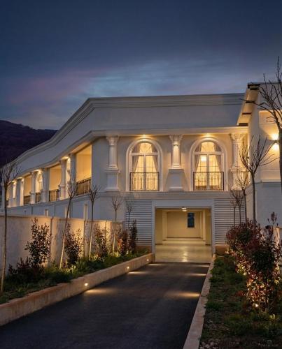 Leo Hotel