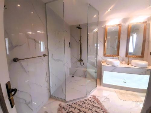 a white bathroom with a shower and a sink at Villa Gigi Torre del Sol - 14-18 pers - Coma-Ruga in El Vendrell