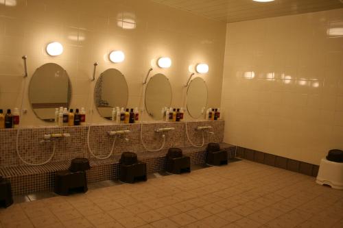 La salle de bains est pourvue de 4 lavabos et de 4 miroirs. dans l'établissement Hotel Crown Hills Kumamoto, à Kumamoto