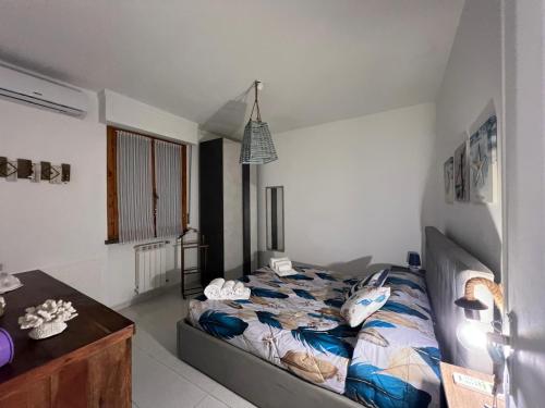 a bedroom with a bed and a desk in it at Appartamento bilocale in Cecina