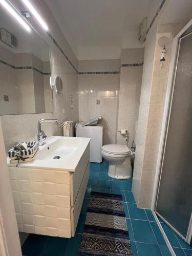 a bathroom with a white sink and a toilet at Appartamento bilocale in Cecina