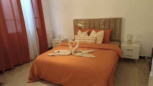two swans sitting on top of a bed at Maison Mira in Bizerte