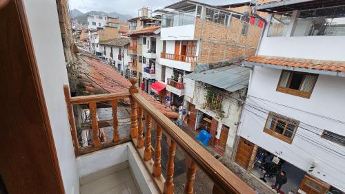 ein Balkon mit Blick auf eine Stadt in der Unterkunft Hostal Ticlio in Cajamarca