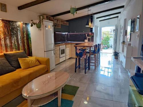 2 Bedroom Apartment Sleeps 4 -Free Parking -Garden