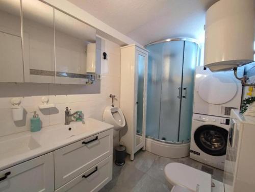 2 Bedroom Apartment Sleeps 4 -Free Parking -Garden