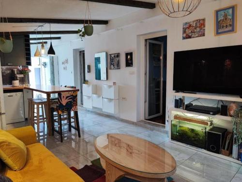 2 Bedroom Apartment Sleeps 4 -Free Parking -Garden