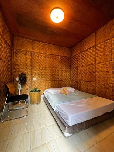 a room with a bed and a chair in it at Backpackers & Event Lounge in Valencia