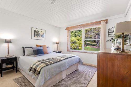 a bedroom with a bed and a window at Mulgrave House & Cottage in Bellawongarah