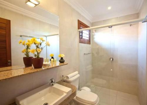 a bathroom with a sink and a toilet and a shower at Pousada Refugio Jardim de Canoa in Canoa Quebrada