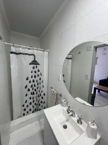 a bathroom with a sink and a shower with a mirror at Casa Quinta La Jaula in Isla Paracao