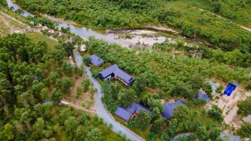 an overhead view of a house in a forest at Lạc Sanh Onsen Resort in Tuy Hoa