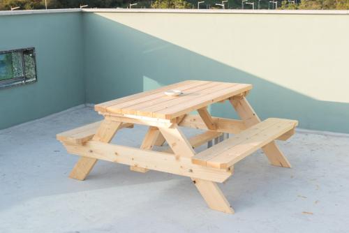a wooden picnic table sitting on top of a roof at DreamTrip Guesthouse in Incheon