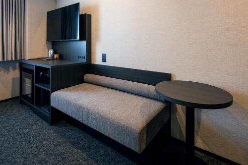 a small room with a bench and a table at THE KNOT FUKUOKA Tenjin in Fukuoka