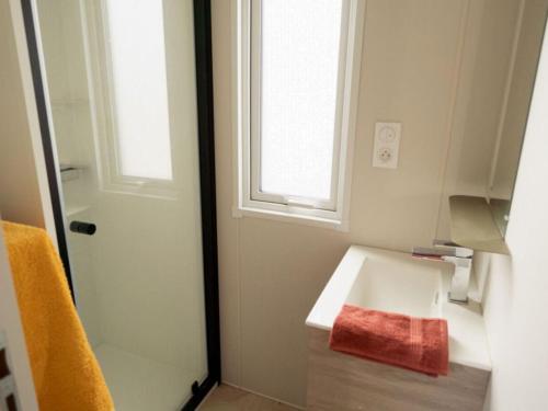 a bathroom with a sink and a window at Cottage avec clim - 4 pers. - API-1-52-2191 in Balaruc-les-Bains