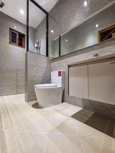 a bathroom with a toilet and a sink at C Urban Villas 2 in Dau