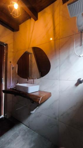 a bathroom with a sink and a mirror on the wall at Cabana Janela do Céu in Jaboticatubas