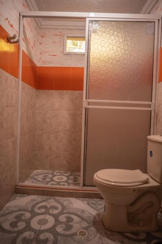 a bathroom with a shower and a toilet at POSADA NATIVA DERMA´S INN in San Andrés