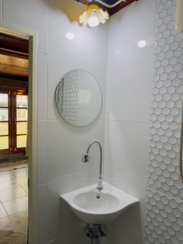 a bathroom with a sink and a mirror on the wall at Homestay Baan Ik-ka-lik in Nan