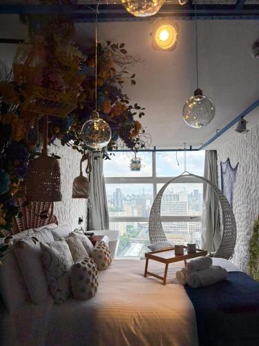 a bedroom with a large bed with a large window at Andar 41 Oficial in São Paulo