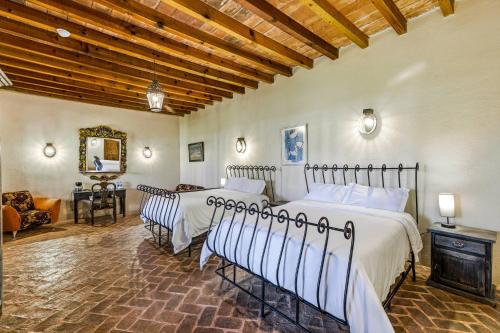 una camera da letto con quattro letti in una stanza di Mirador del Frayle a San Miguel de Allende