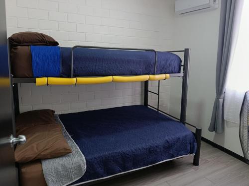 a bunk bed with blue and yellow padding on it at Depa Risalud! in Santa Cruz Huatulco