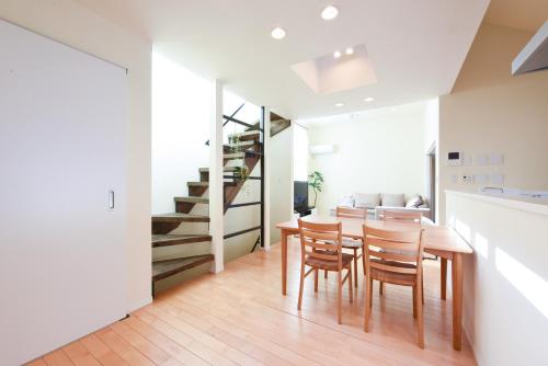 cocina y comedor con mesa y sillas en Luxury New House, en Tokio