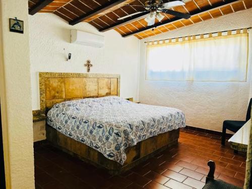 a bedroom with a bed in a room with a window at Casa Totalmente Equipada en Playa Algodones in San Carlos