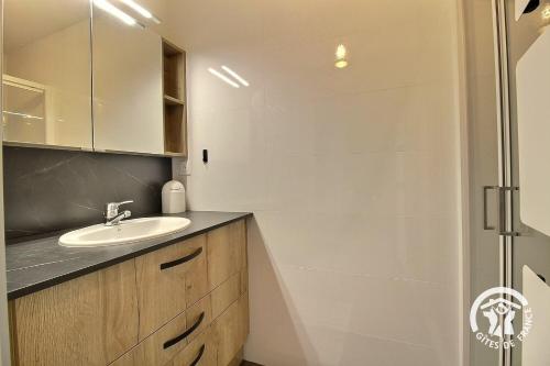 a bathroom with a sink and a shower at Le randonneur in Pleubian