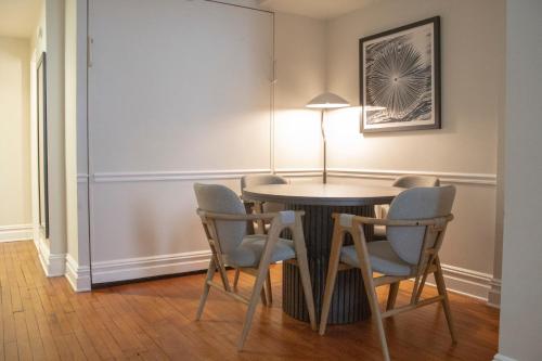 a dining room with a table and chairs at StayCozy at The Arco in Philadelphia