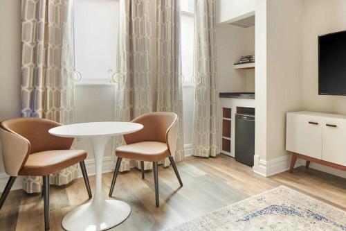 a living room with a white table and chairs at StayCozy at The Arco in Philadelphia