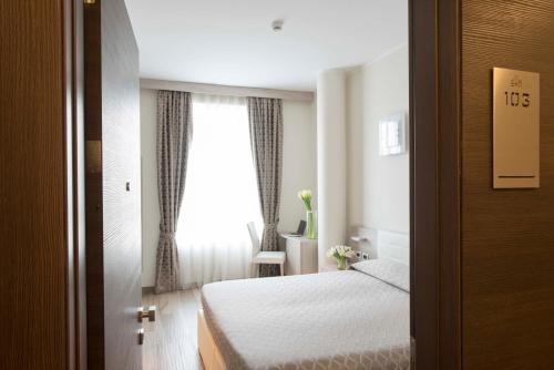 Postel nebo postele na pokoji v ubytování Expo Hotel Milan