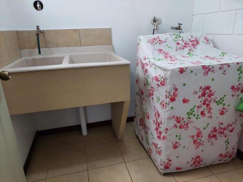 a kitchen with a sink next to a refrigerator at Apartamento 7 Tec in Cartago