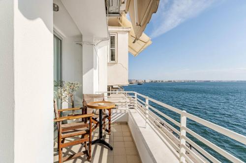 Baobloom Horizon - Seafront Apartment in the heart of Thessaloniki