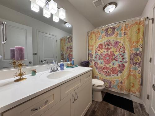 a bathroom with a sink and a toilet at Relaxing 3BR 2 En Suites, Bikes & Helmets in Sheridan