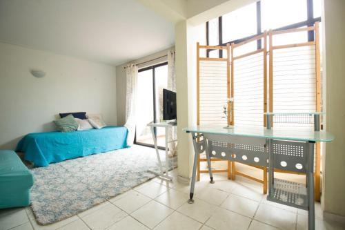 a living room with a blue couch and a table at Amplia casa en Reñaca para 10 personas in Viña del Mar