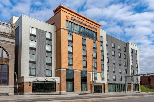 an office building on a city street at Comfort Inn & Suites Pittsburgh-Northshore in Pittsburgh