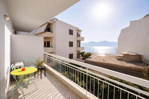 Central Luxury 2BR Stay Walk to Sea WiFi