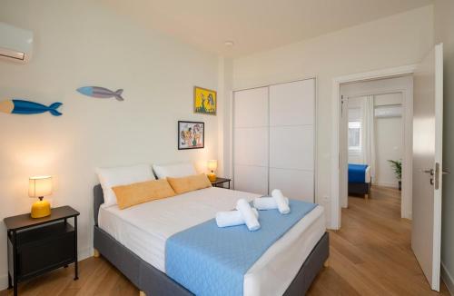 Central Luxury 2BR Stay Walk to Sea WiFi