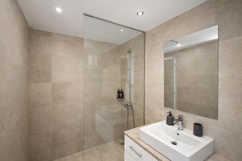 Central Luxury 2BR Stay Walk to Sea WiFi